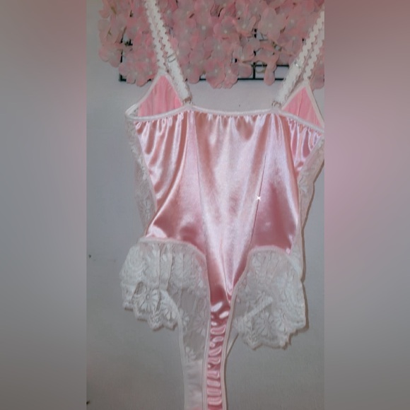 Elegant Pink Lace Bodysuit - Picture 3 of 3